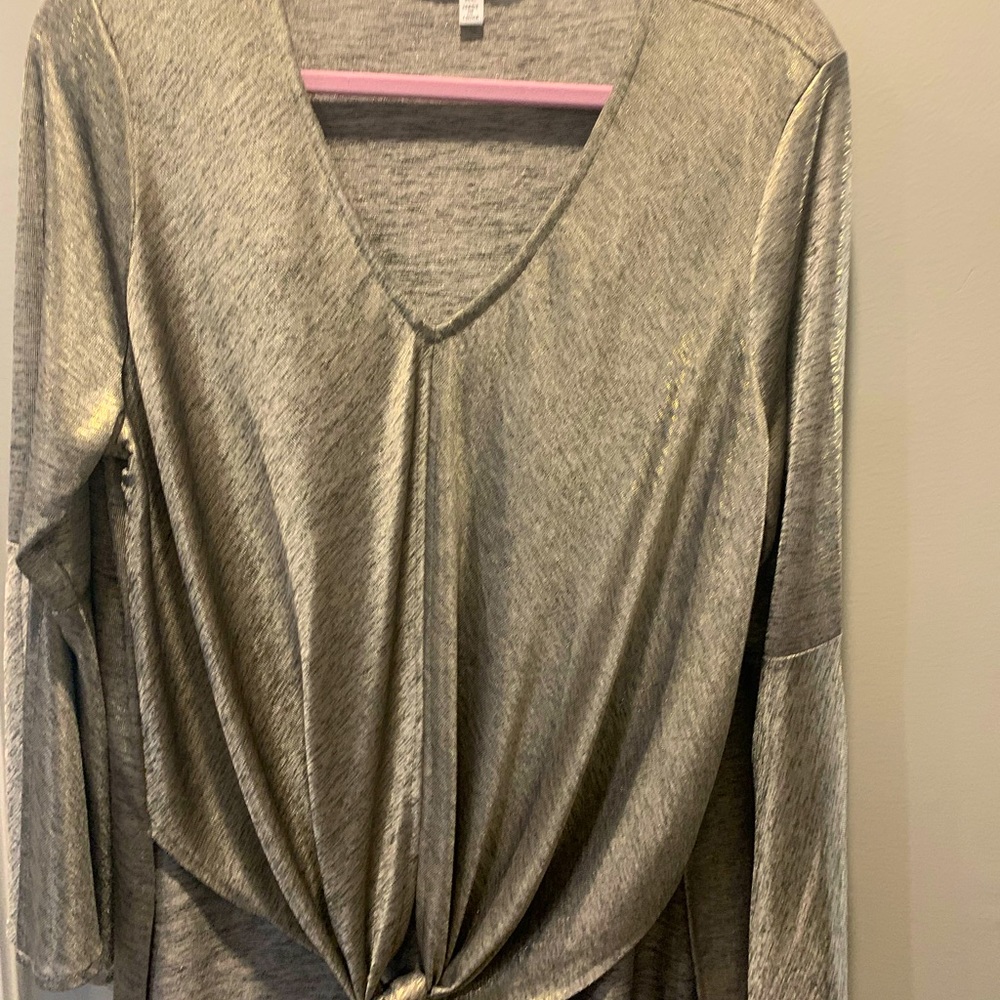 Tapered leggings and a bell sleeve blouse,XL